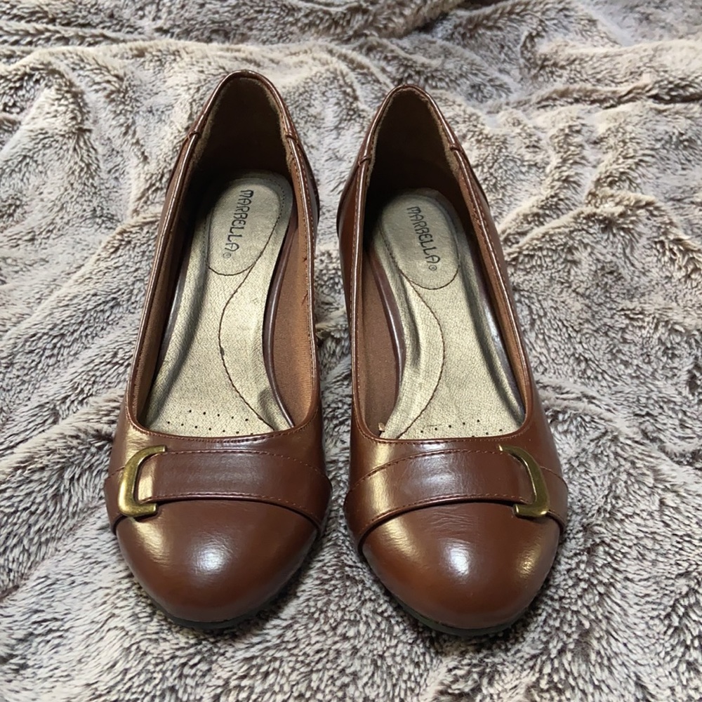 Sophisticated Brown Mini Heels with gold buckle - Picture 2 of 7